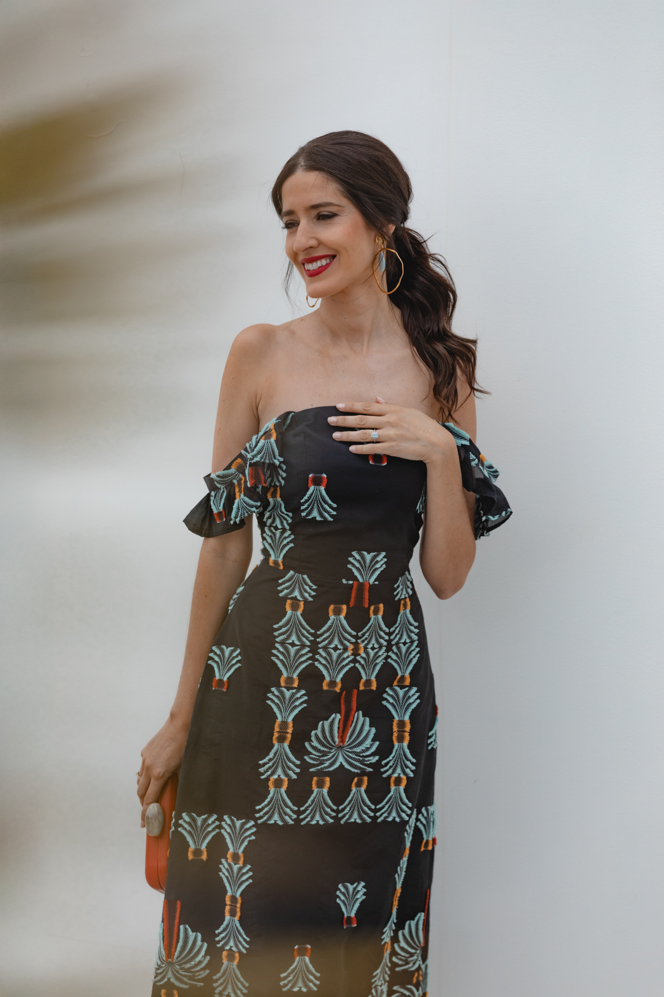Vestido étnico de hombros descubiertos para invitada de boda