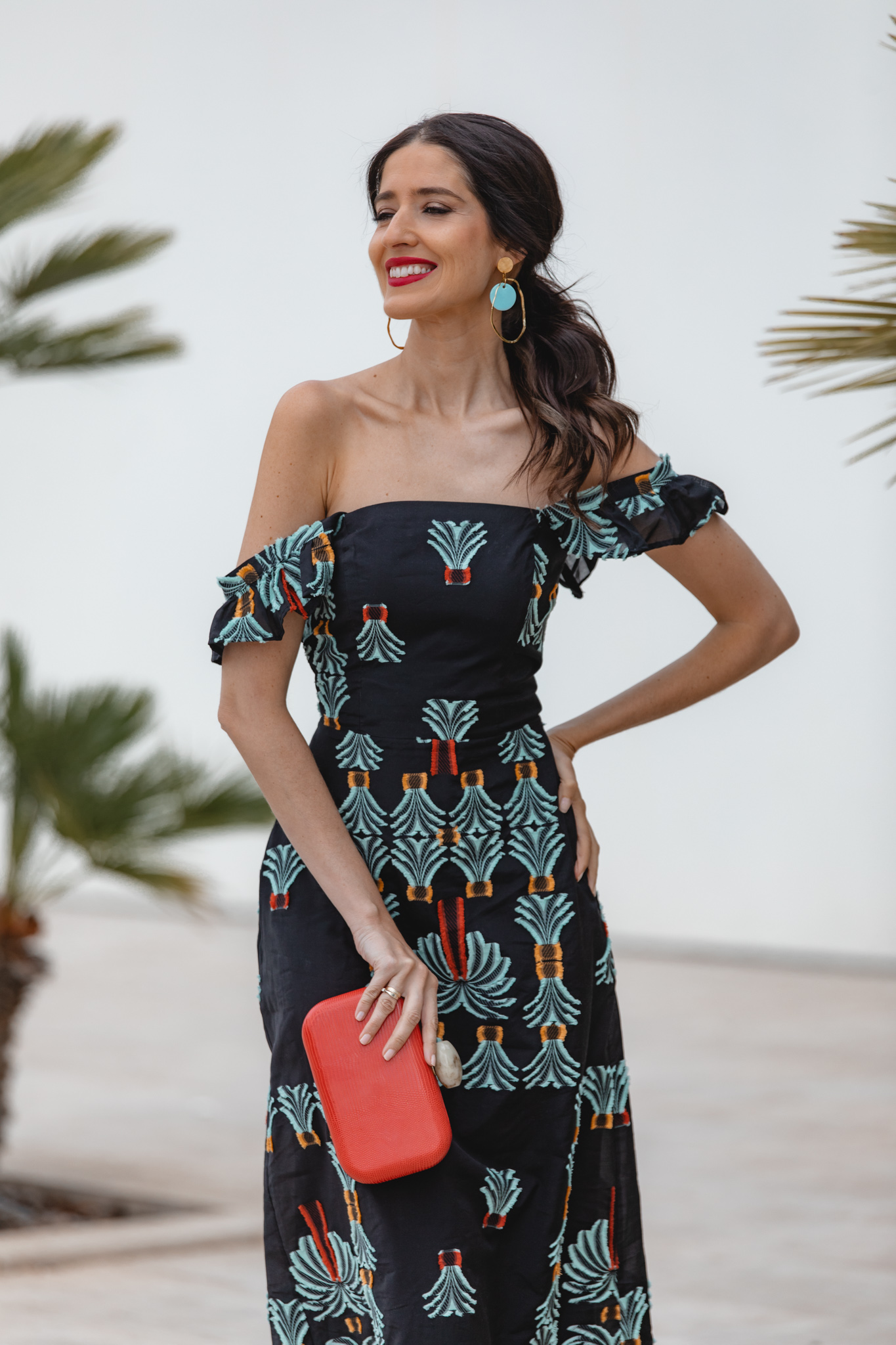 Vestido de invitada con escote bardot y estampado étnico