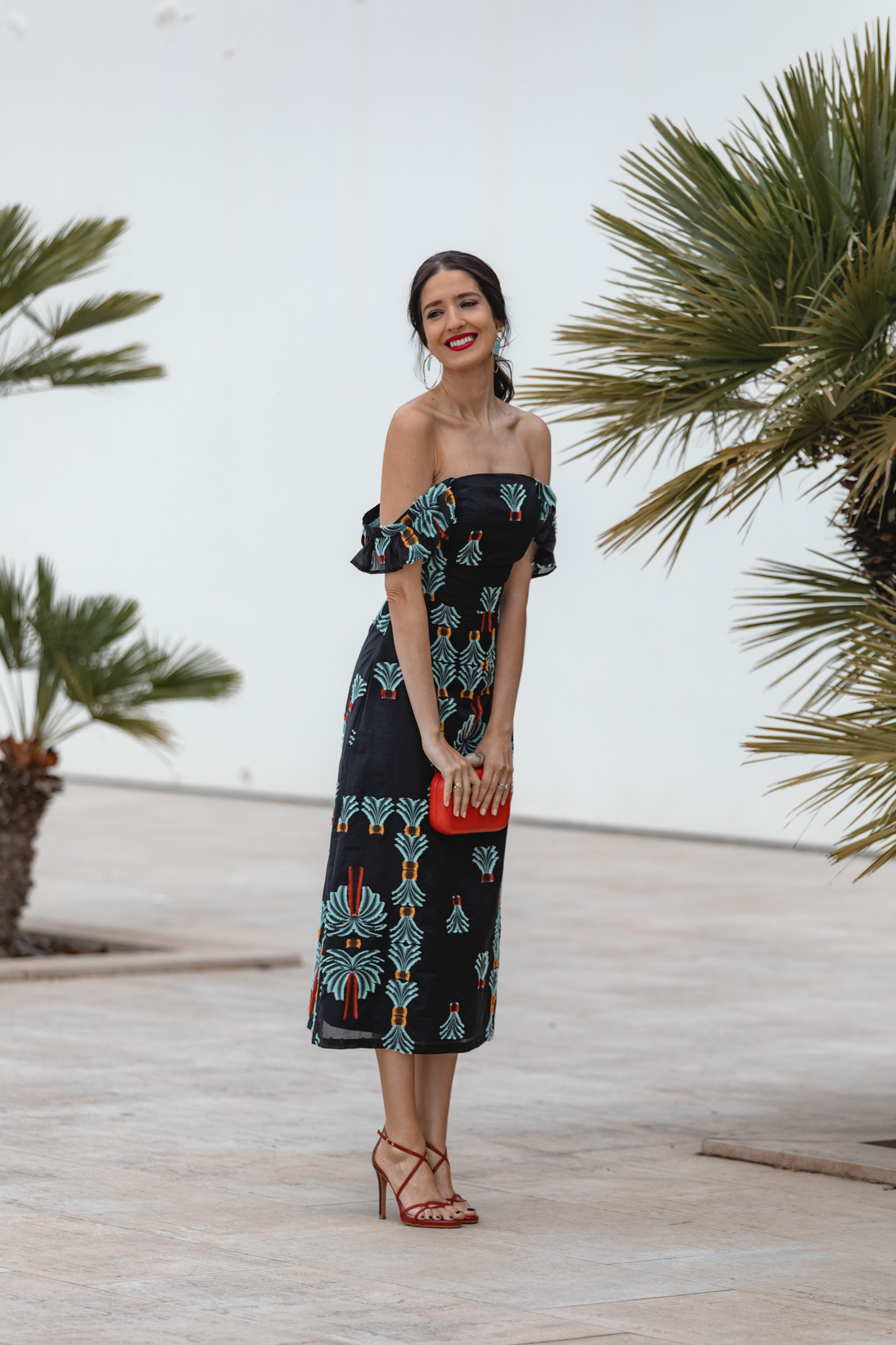 Look de invitada de verano con sandalias y bolso a juego en rojo