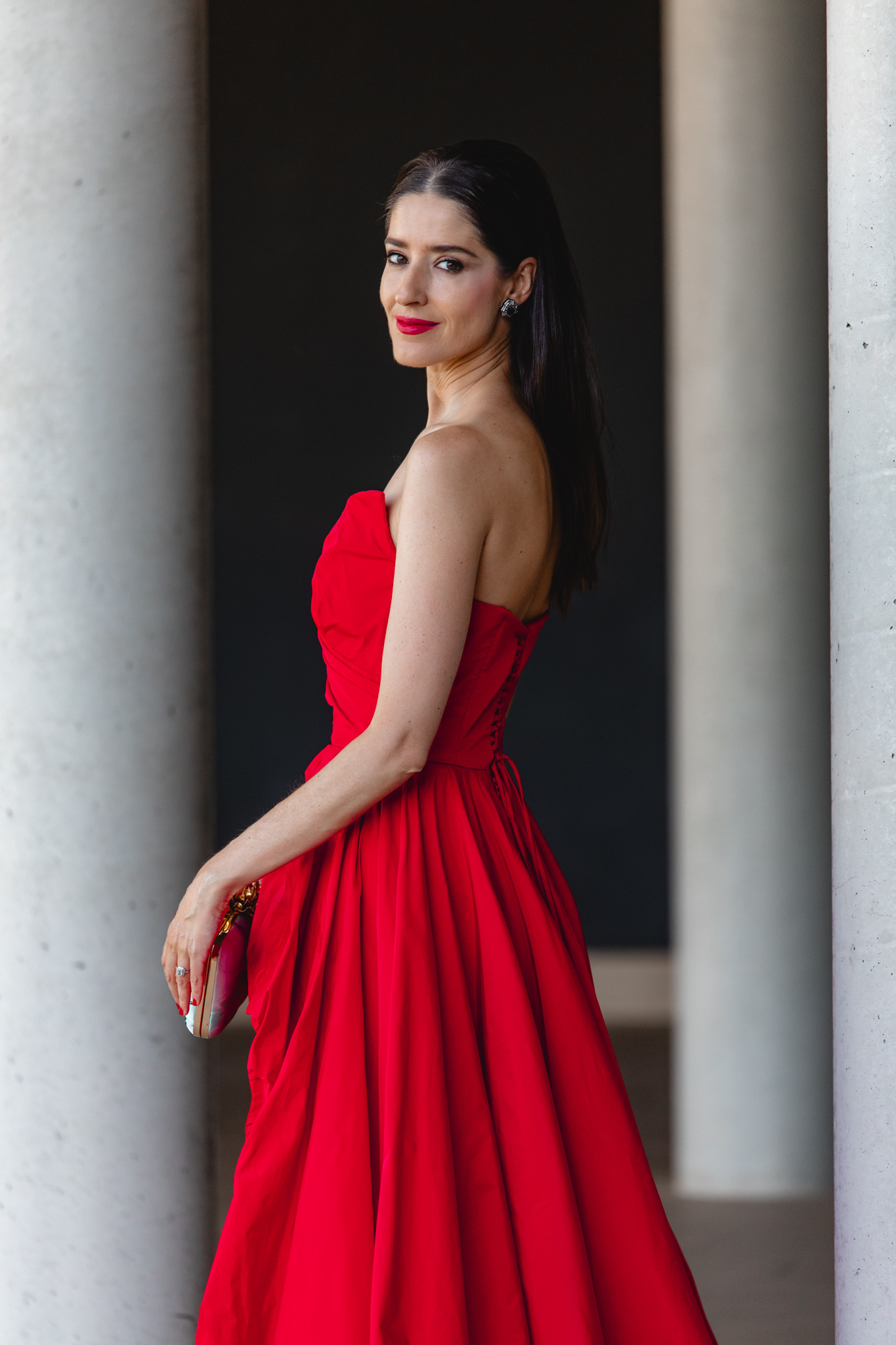 Vista frontal del vestido largo rojo con escote corazón drapeado en tafetá