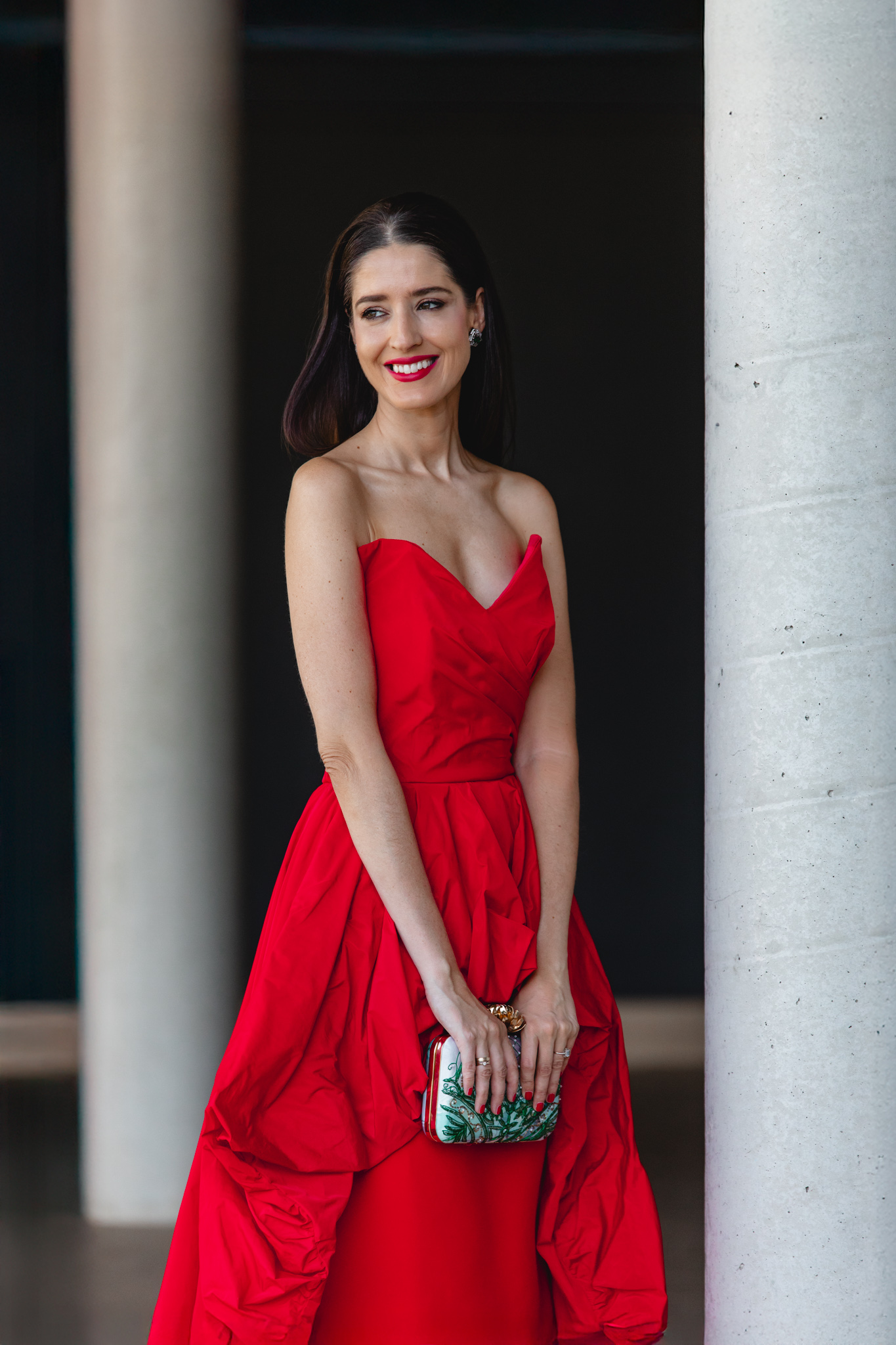 Look completo de invitada con vestido largo rojo y accesorios en verde hoja