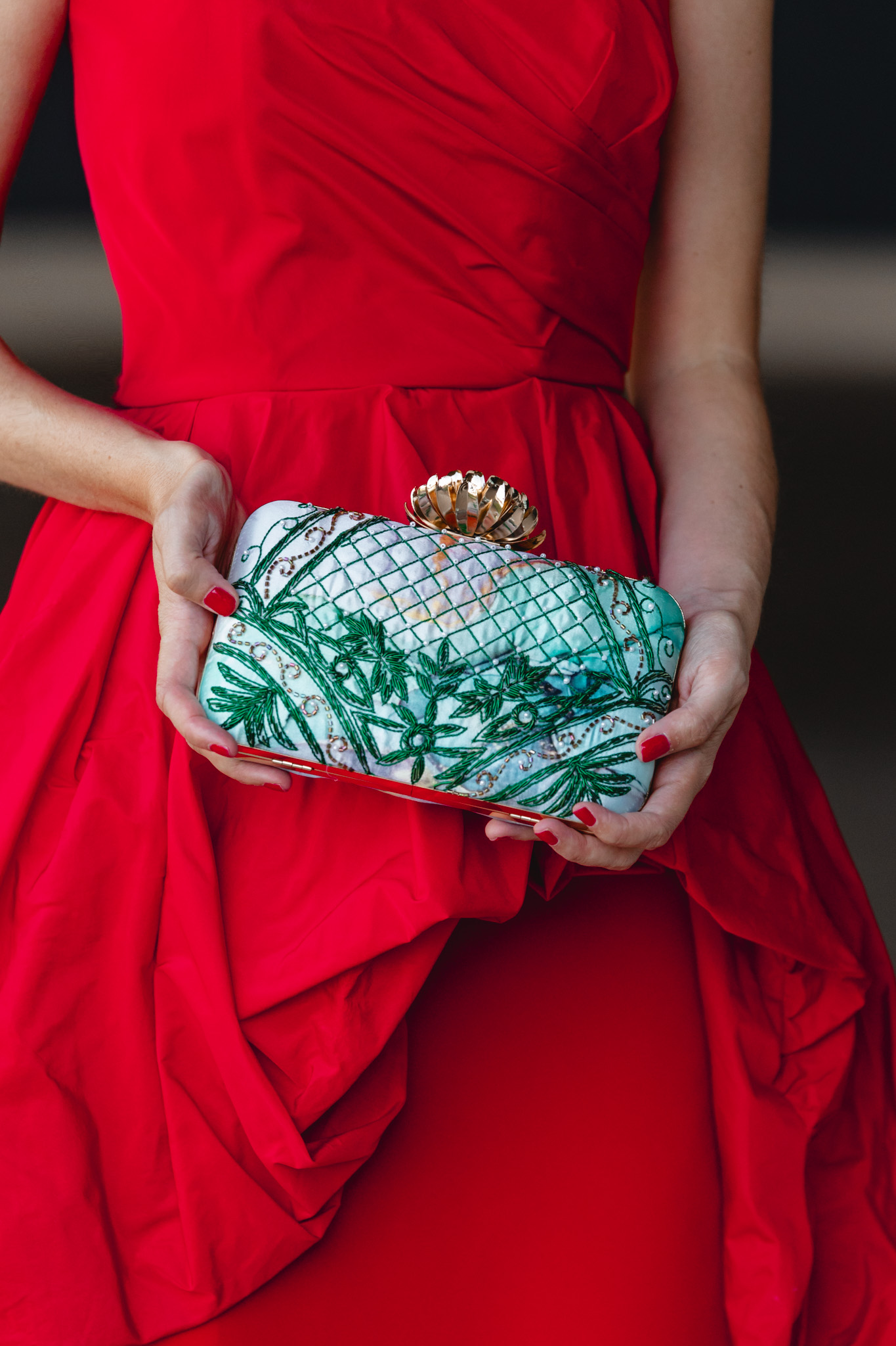 Detalle del bolso estampado verde de Acus Complementos con cierre dorado en forma de flor