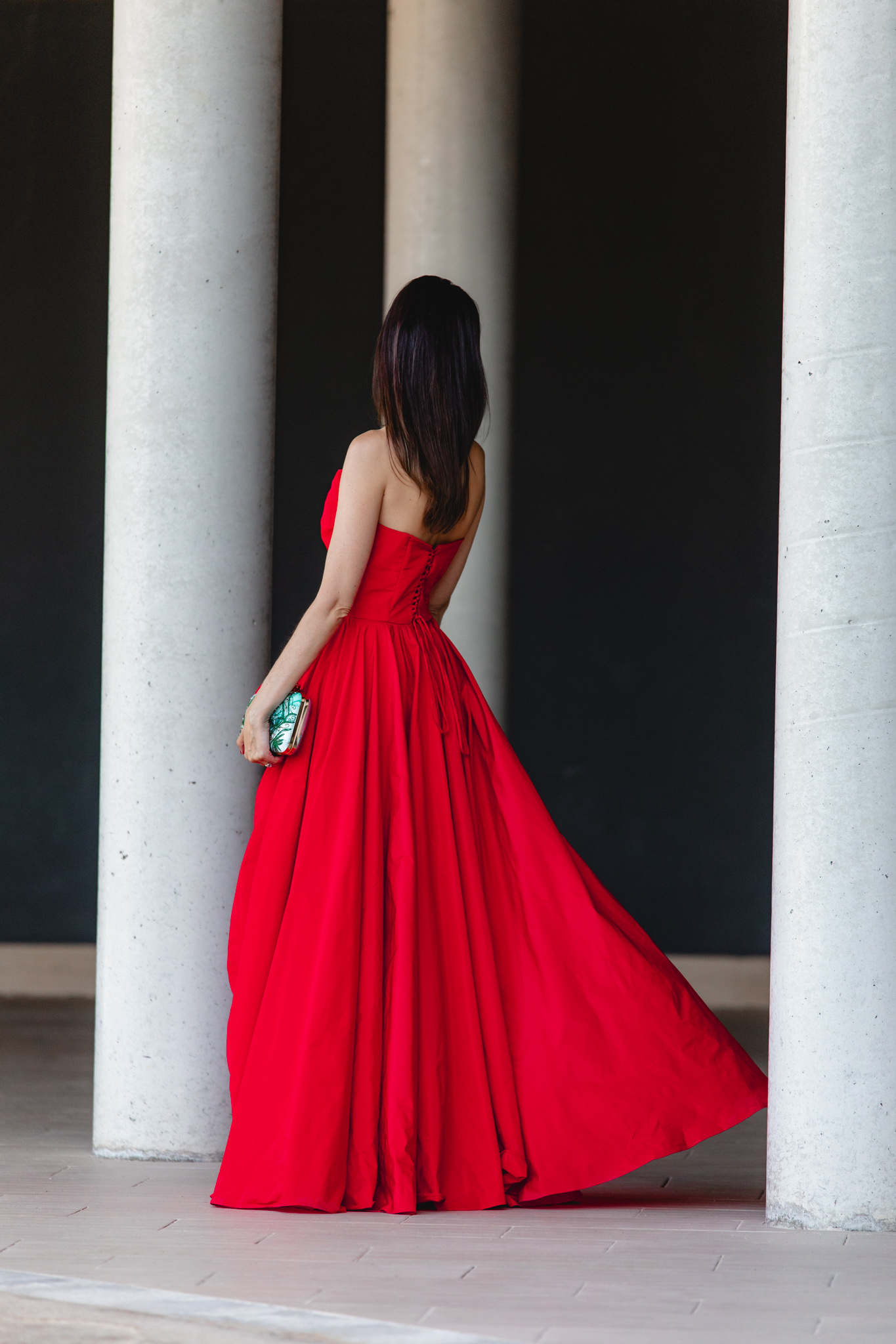 Vista trasera del vestido largo rojo con espalda en corset de Mónica Cruz x Silvia Fernández
