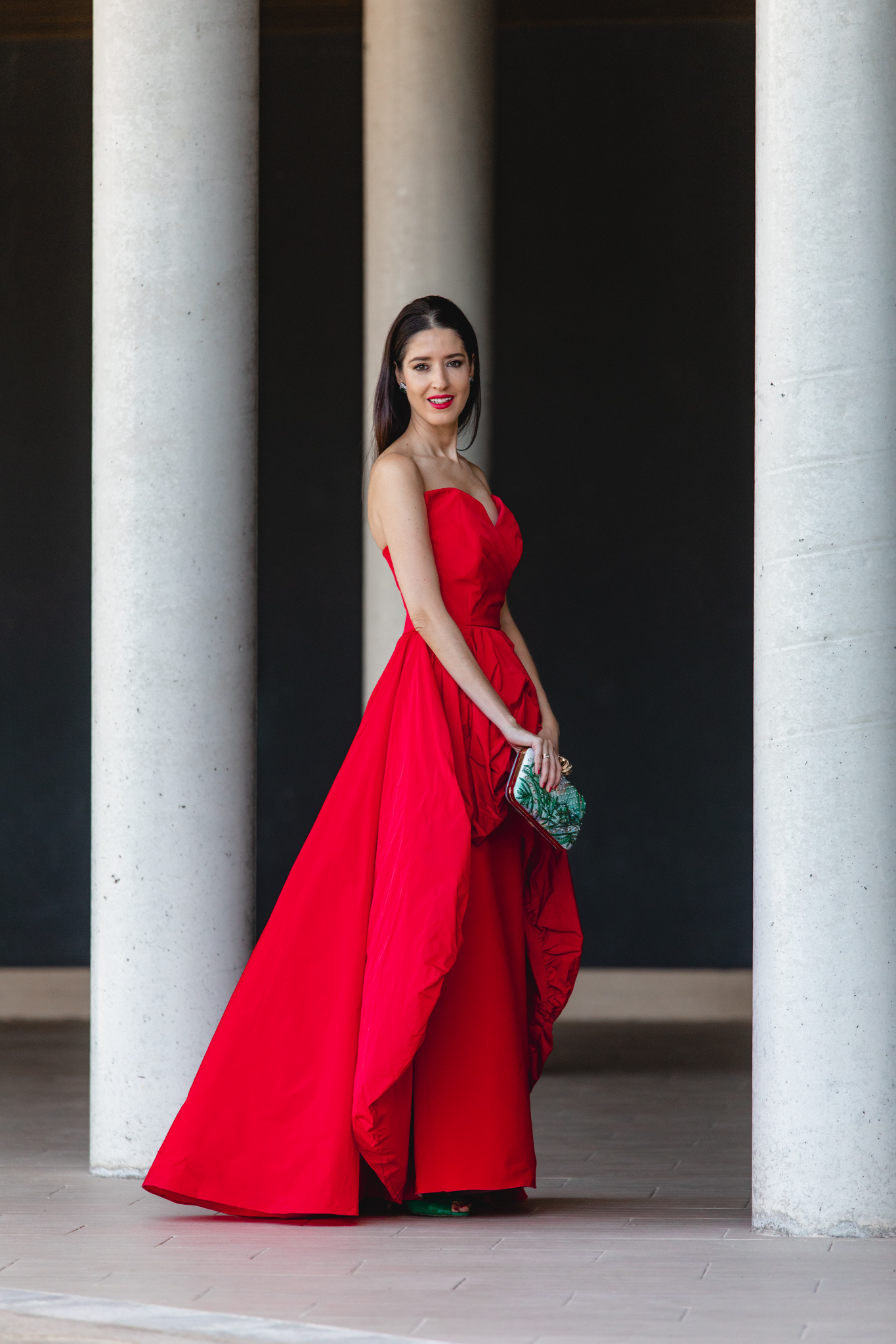 Look invitada madrina boda noche con vestido largo rojo de Mónica Cruz x Silvia Fernández