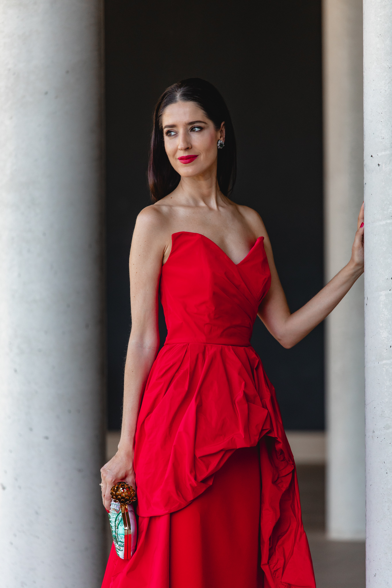 Look de invitada con vestido largo rojo de Mónica Cruz x Silvia Fernández y sobrefalda con vuelo