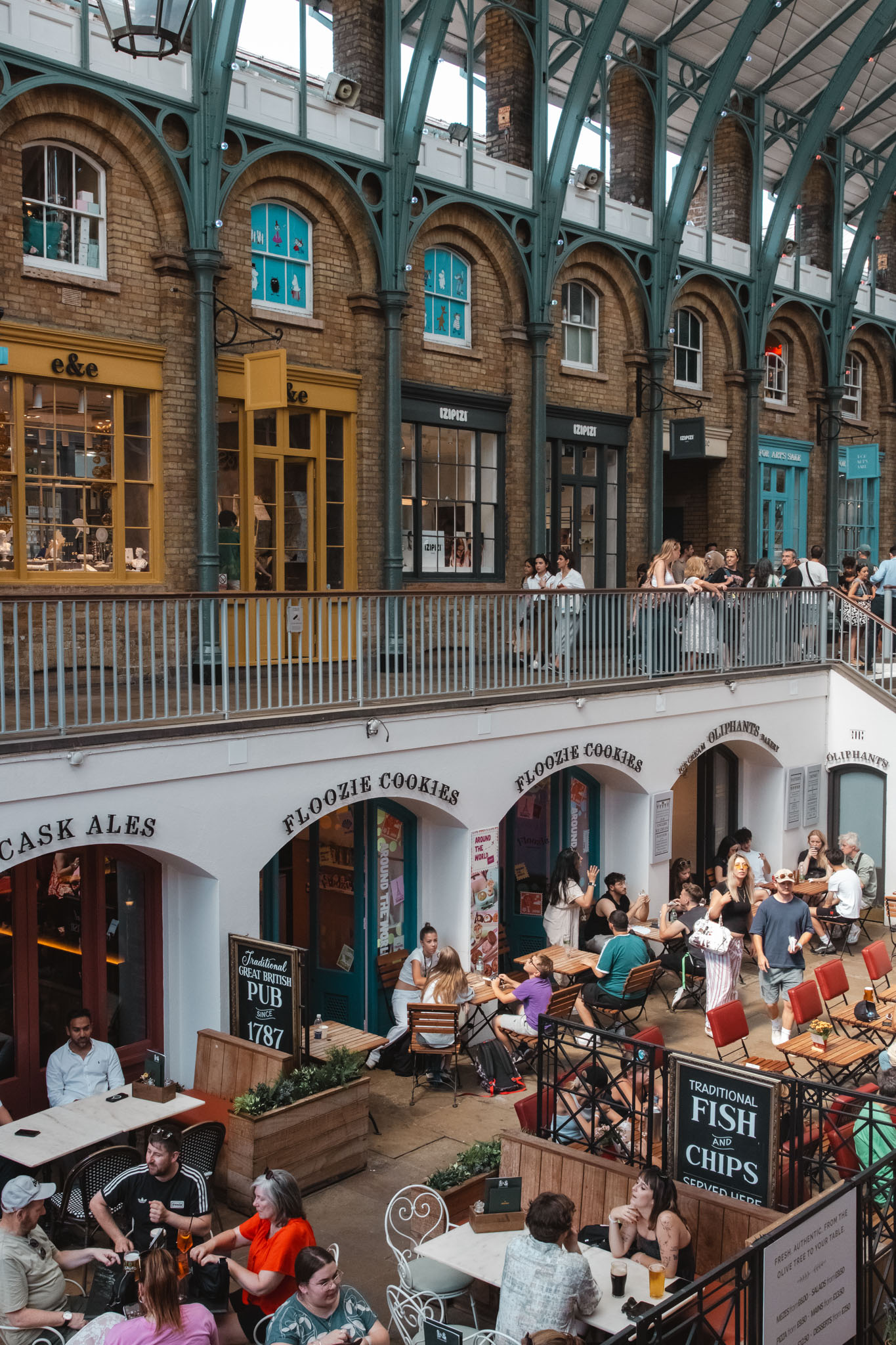 Mercado de Covent Garden con terrazas y tiendas en Londres