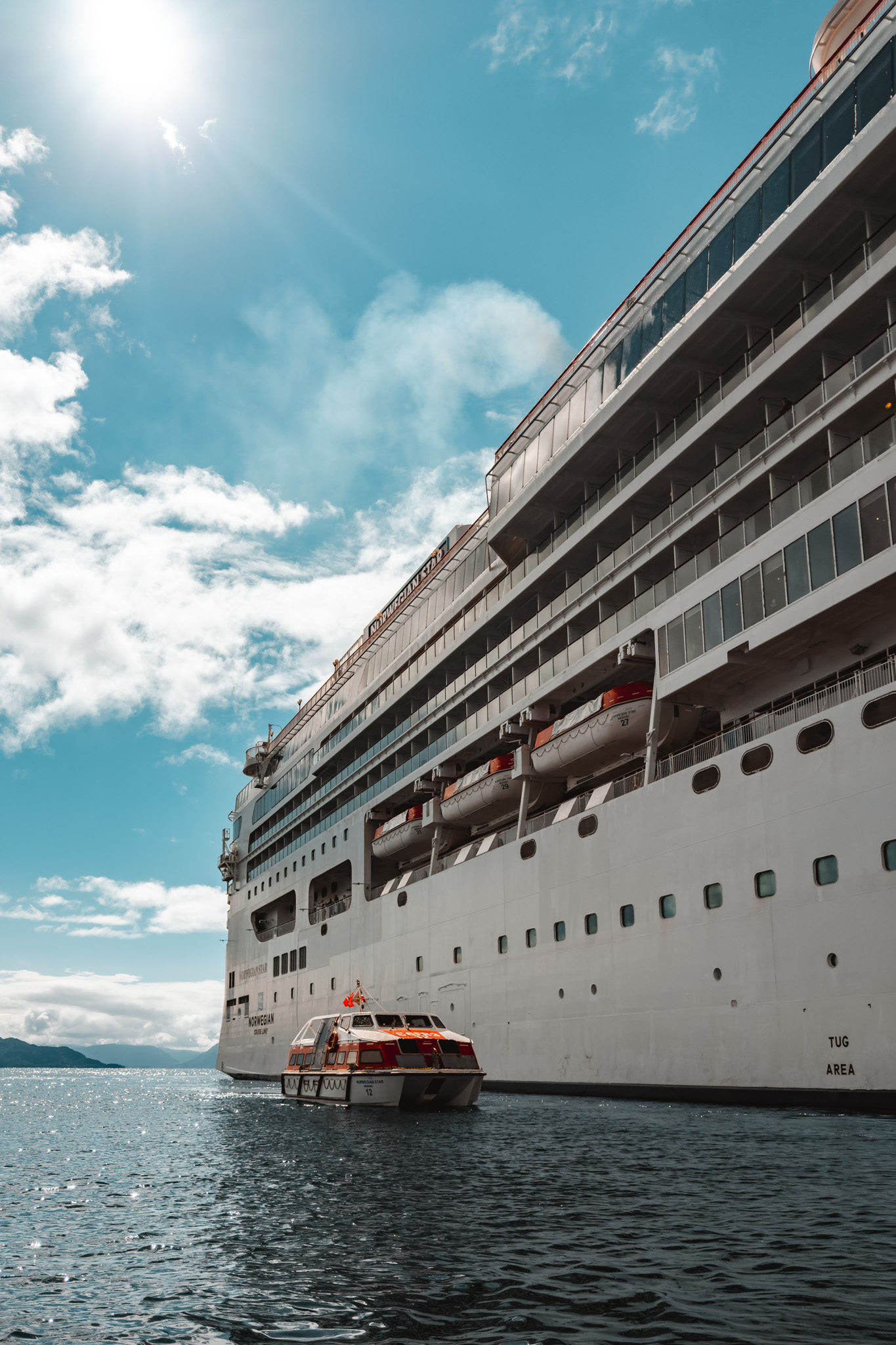 Norwegian Star visto desde una lancha tender en un fiordo noruego