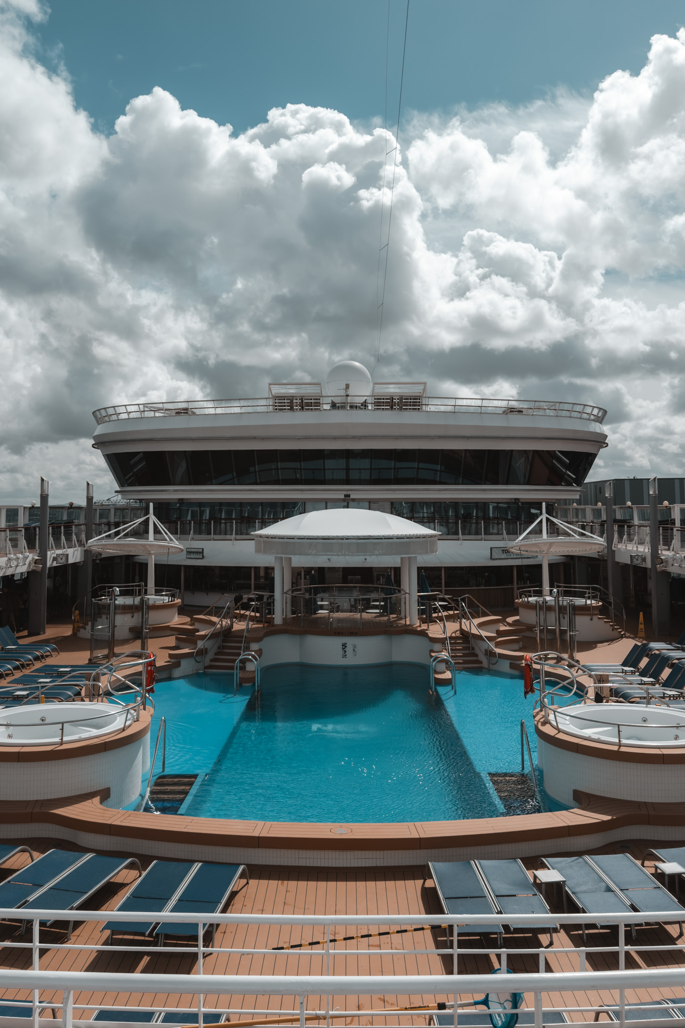 Piscina y zona de tumbonas en la cubierta del Norwegian Star