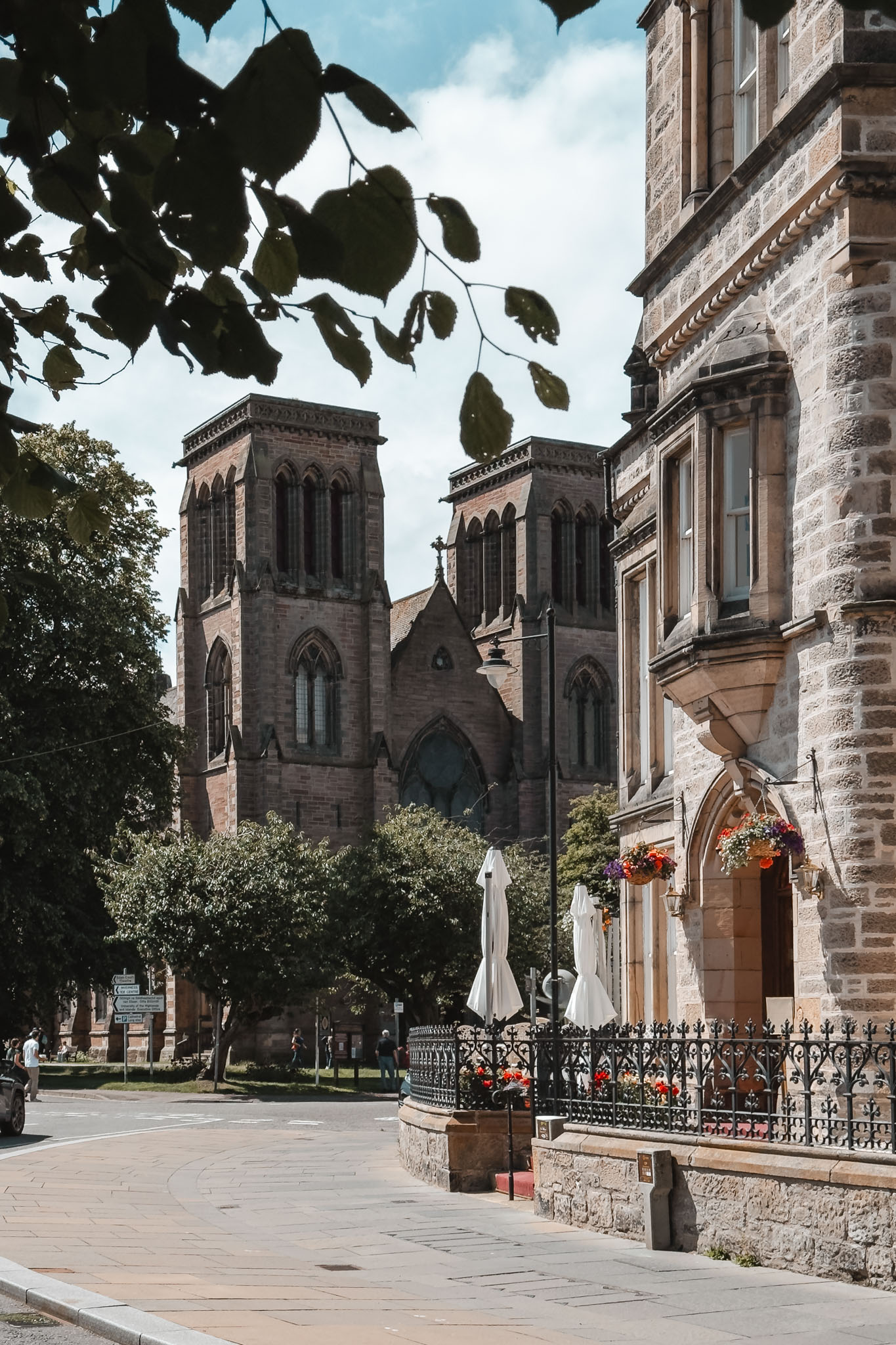 Catedral de piedra en el centro histórico cerca de Invergordon, Escocia