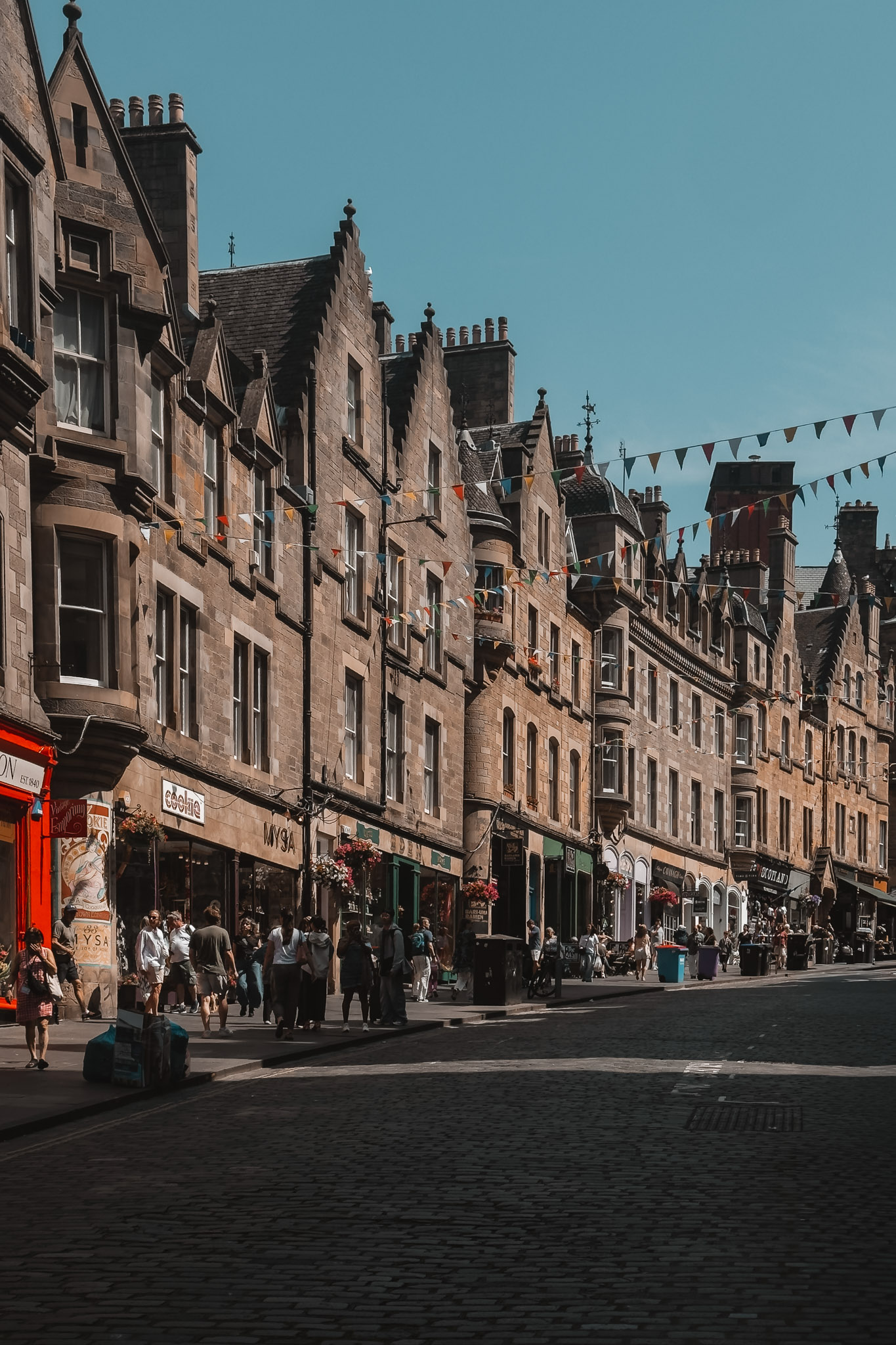 Calle histórica con fachadas de colores en Edimburgo, Escocia