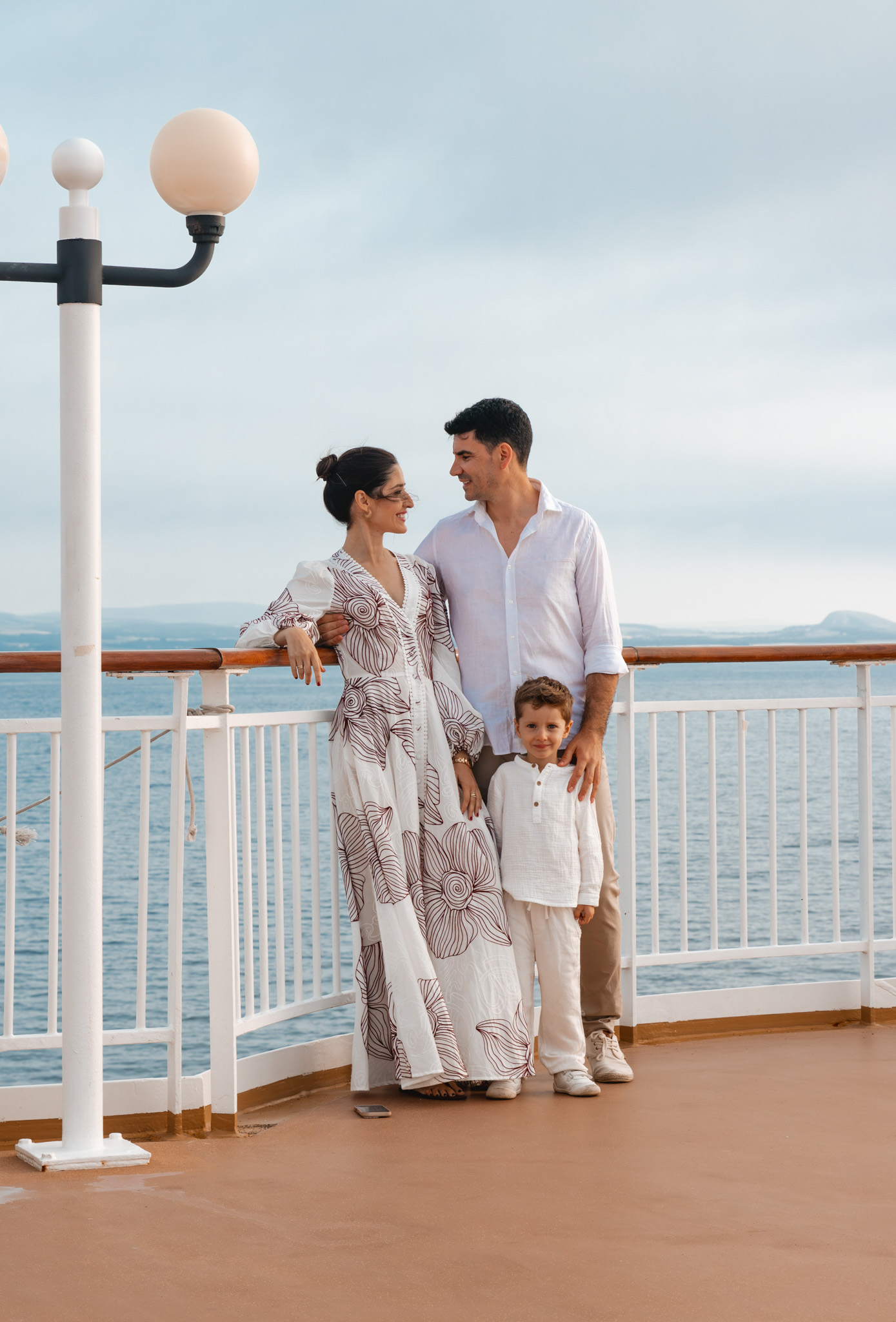 Familia con niño en la cubierta del Norwegian Star durante el crucero