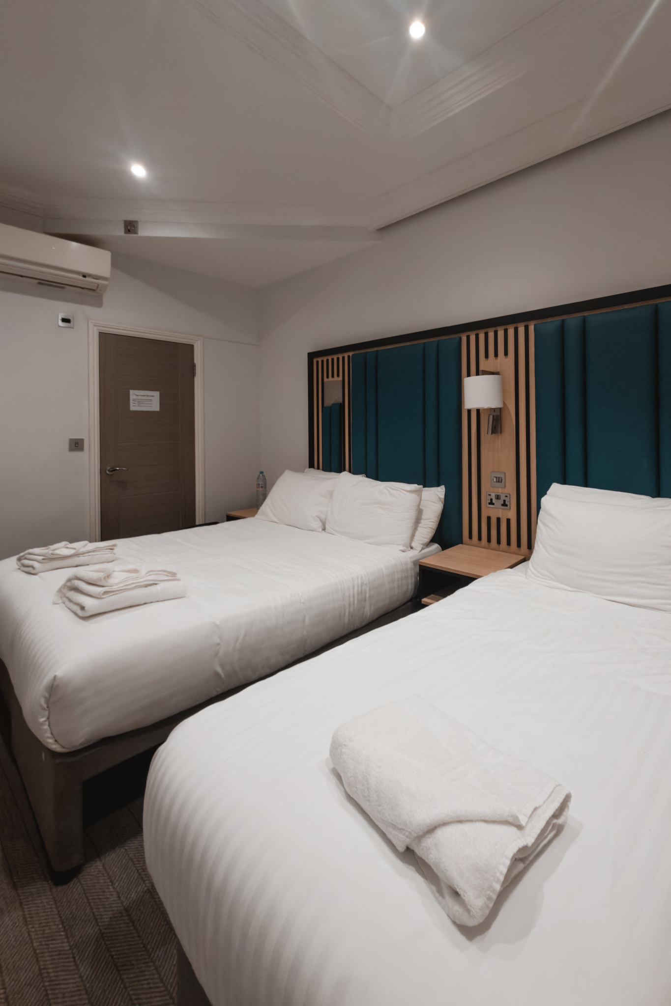 Habitación de hotel con dos camas durante la escapada de dos días en Londres