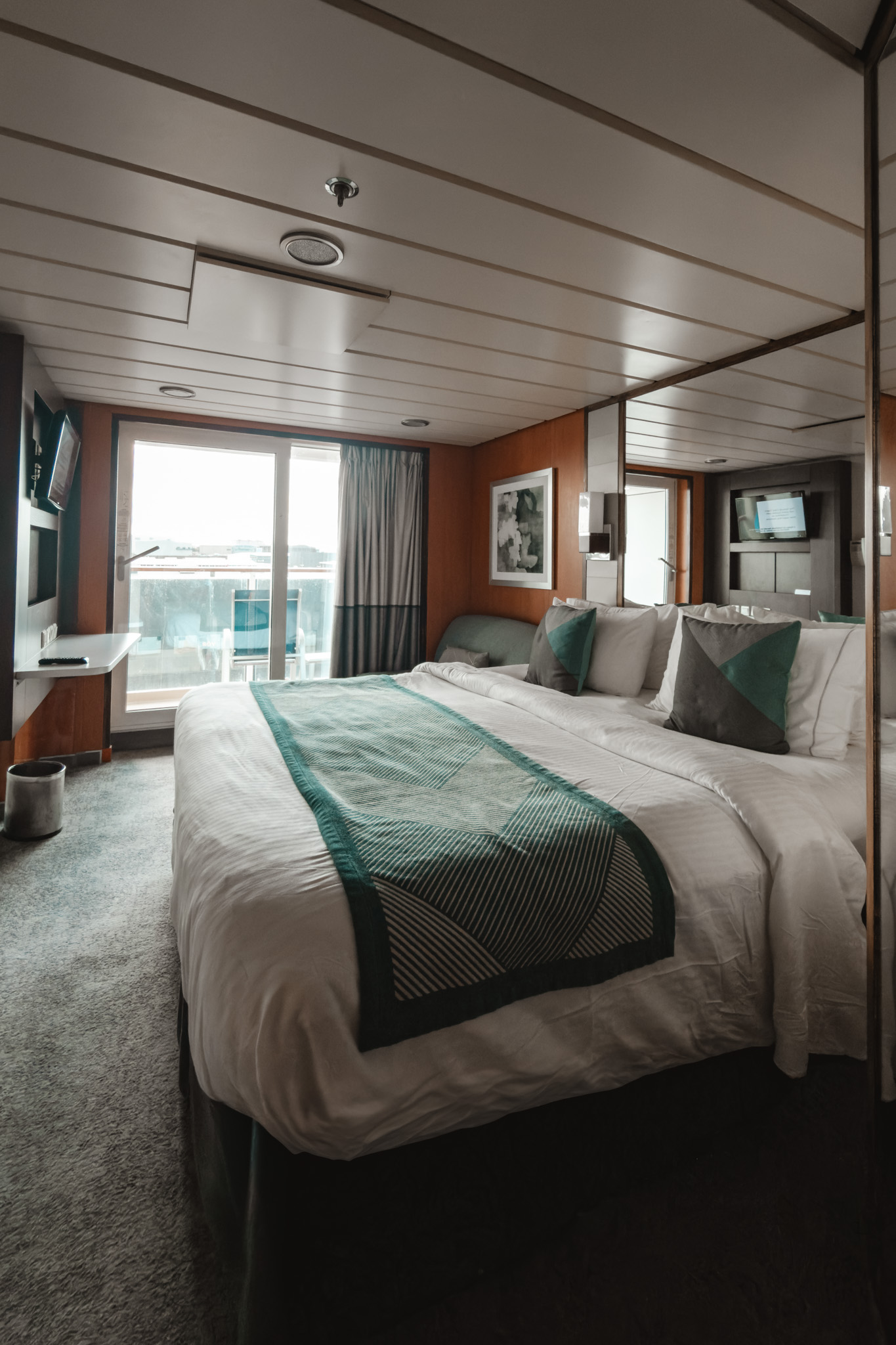 Cama doble en un camarote del crucero Norwegian Star