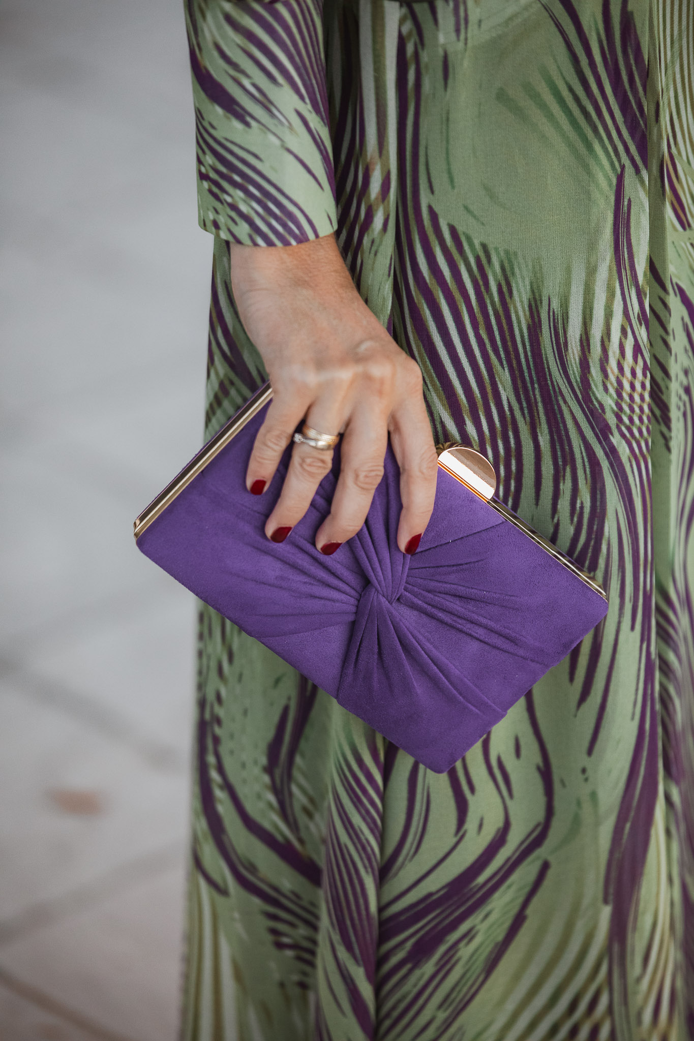 Bolso de mano morado Occeanis con conjunto verde y berenjena Magnolia Kobus para invitada de boda