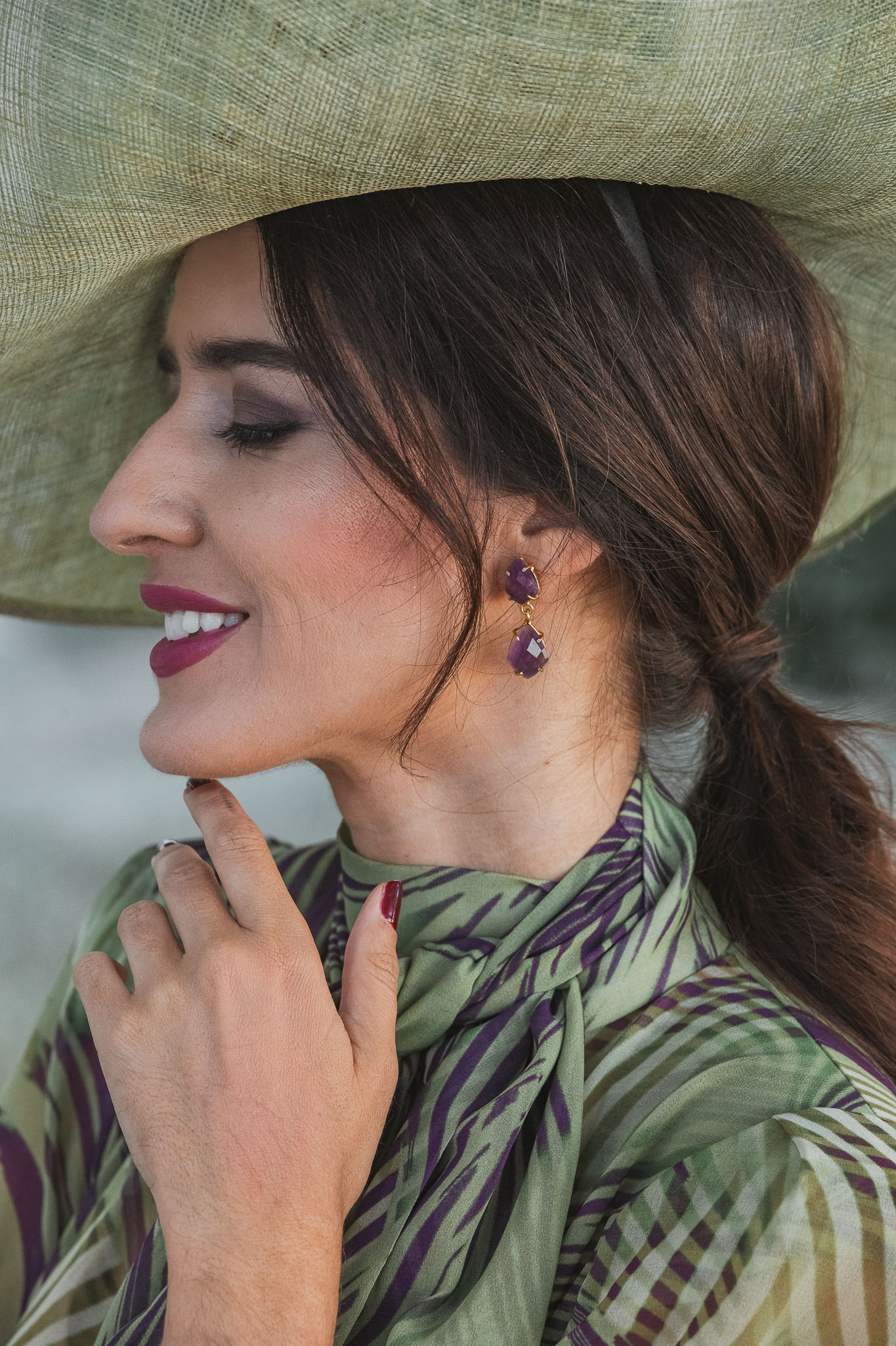 Pendientes morados Acus Complementos con pamela lima, detalle de look de invitada perfecta de otoño