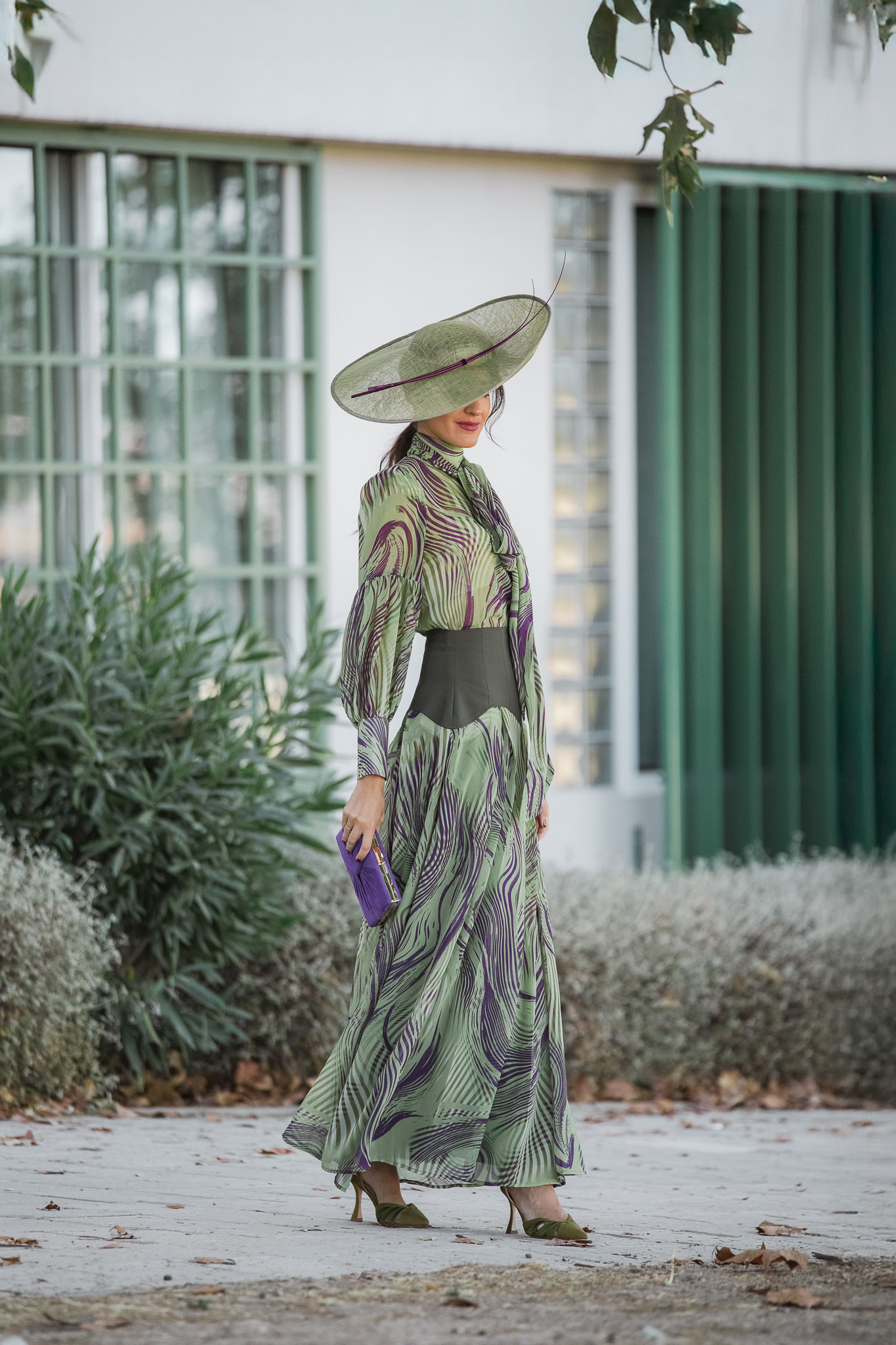 Look de invitada perfecta de perfil con conjunto verde Magnolia Kobus y pamela lima para boda de día