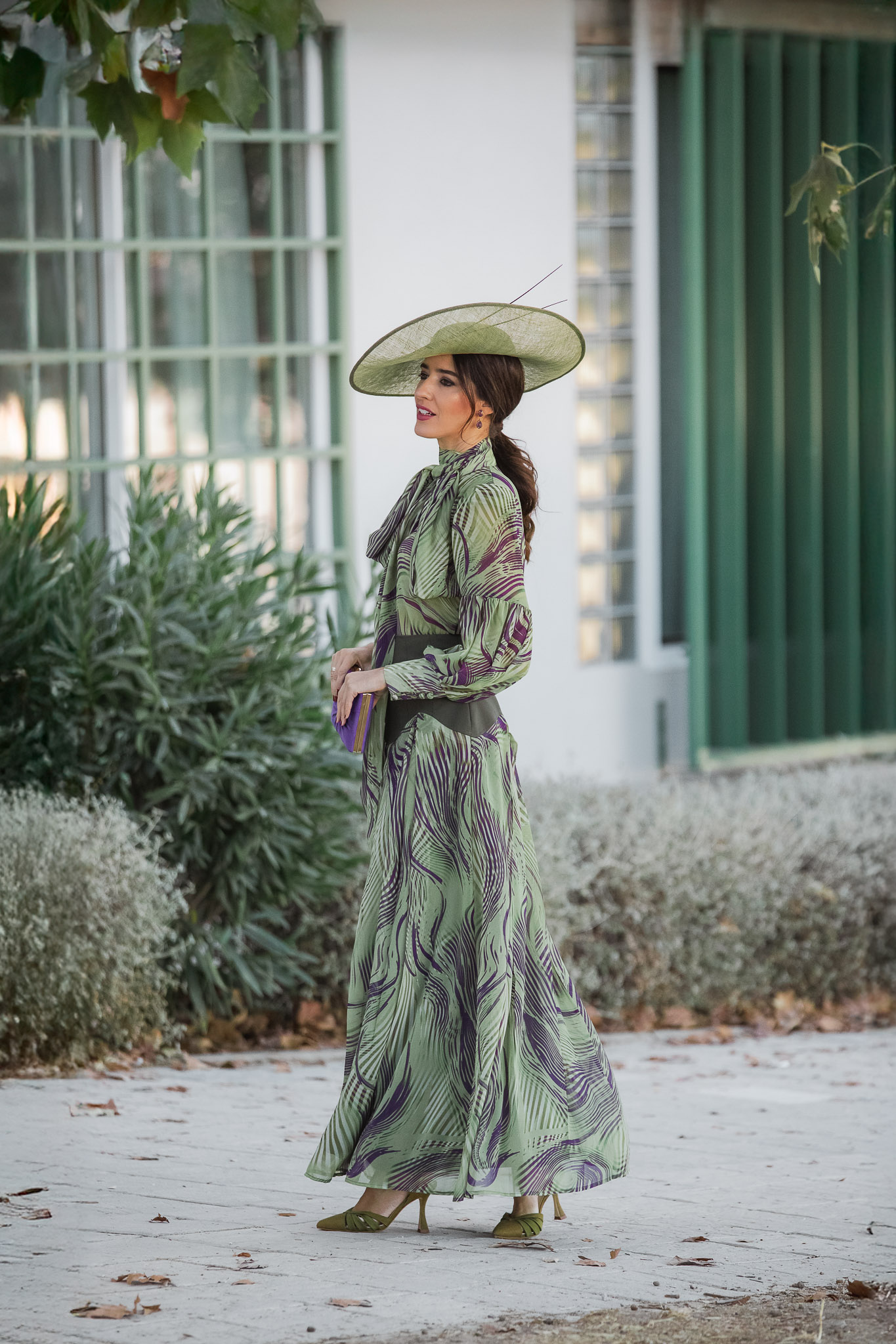 Conjunto de falda y blusa verde Magnolia Kobus con pamela para invitada de boda de mañana en jardín