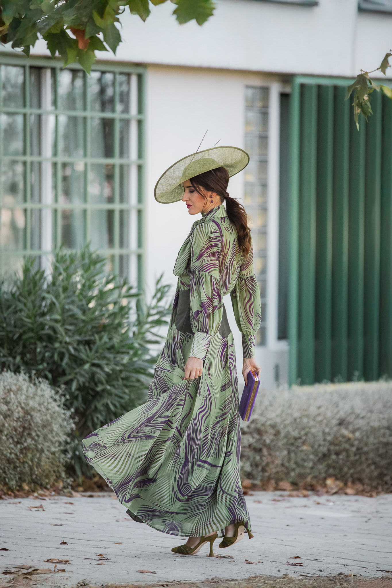 Falda con vuelo del conjunto verde Magnolia Kobus en movimiento, look invitada boda de mañana con pamela