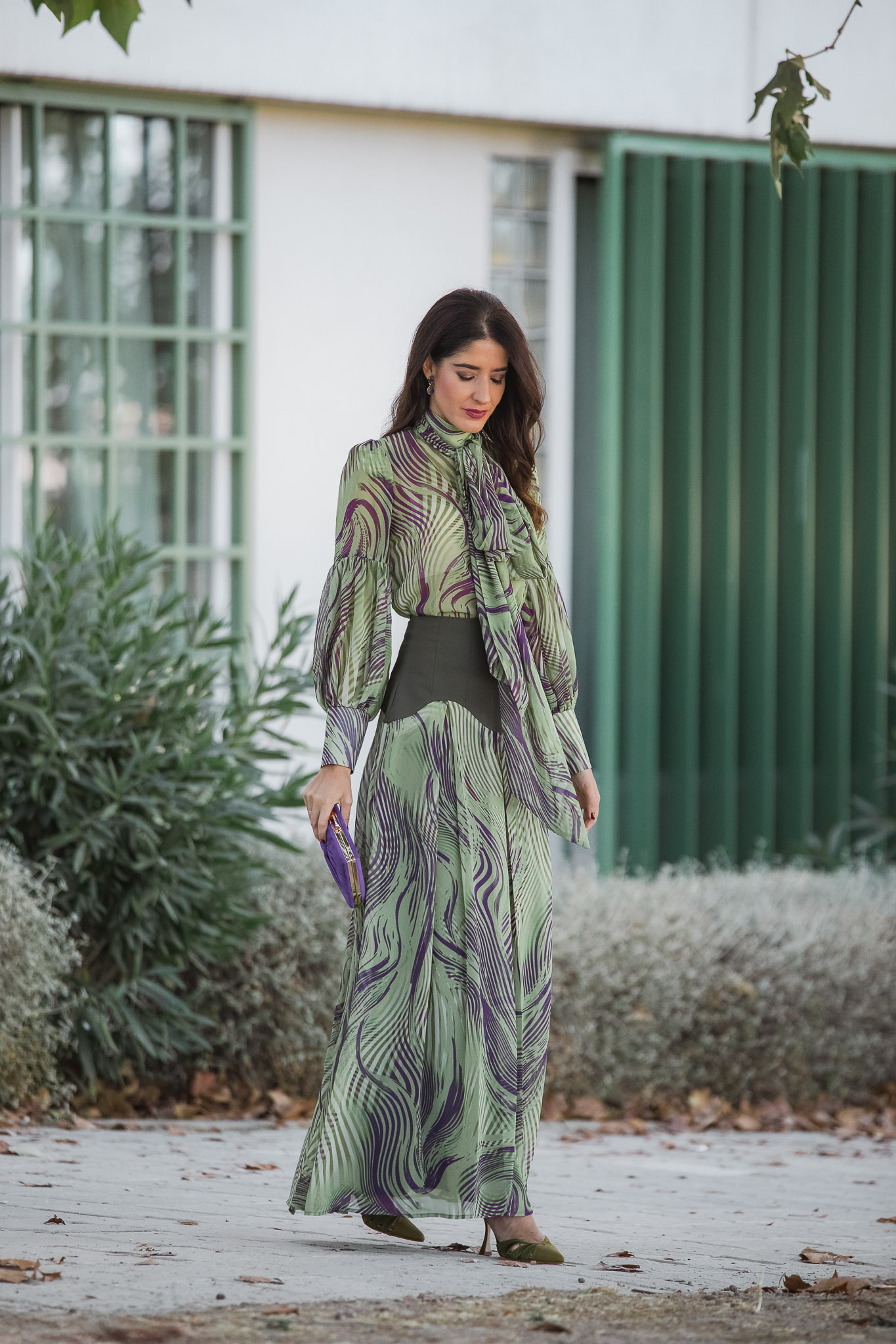 Look de invitada perfecta con conjunto verde Magnolia Kobus y zapatos Just Ene para boda de día