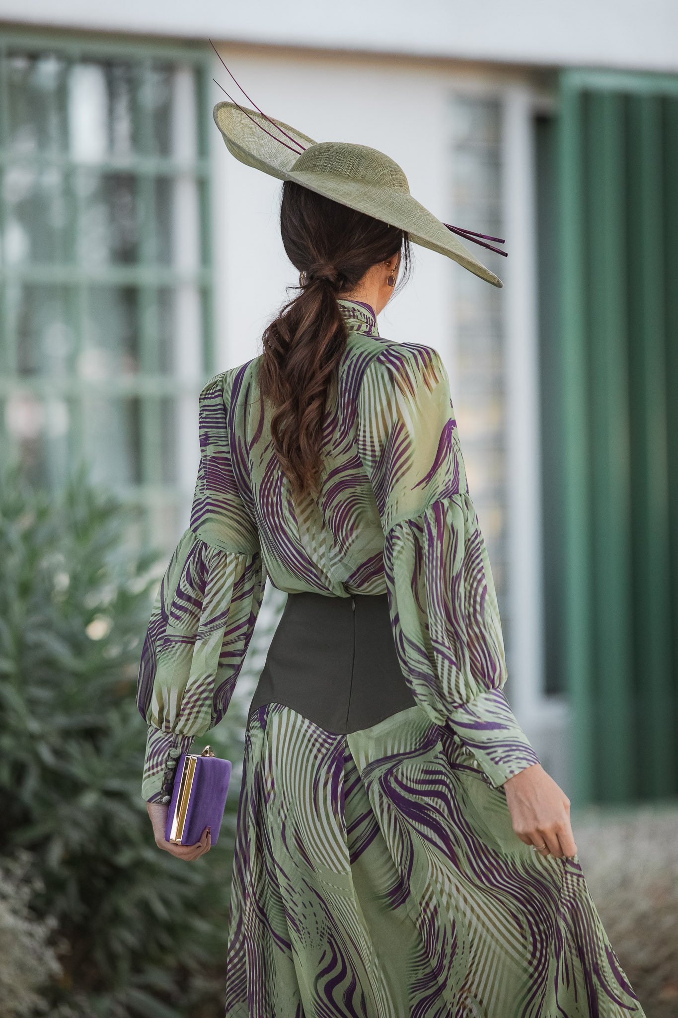 Espalda del look de invitada con pamela Marcela and Co y conjunto verde Magnolia Kobus para boda de otoño