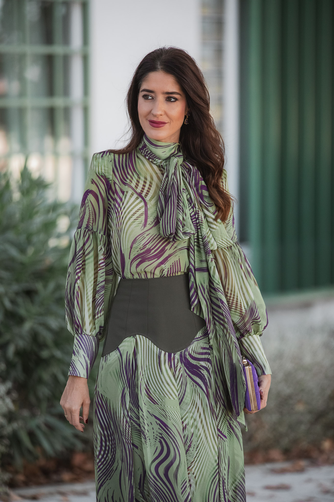 Blusa con lazada y mangas abullonadas del conjunto verde Magnolia Kobus para invitada de boda de otoño
