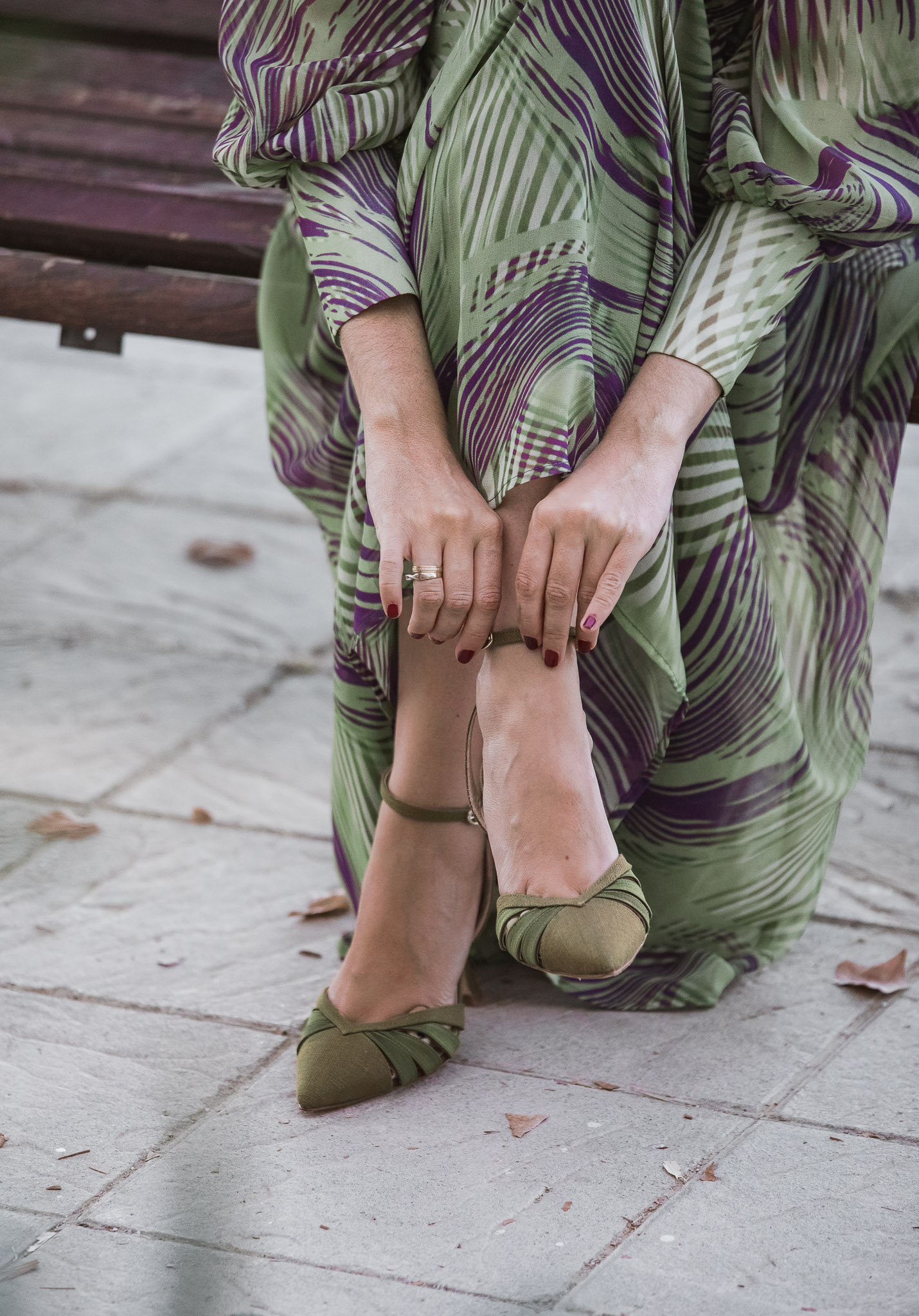 Zapatos verdes de tacón Just Ene personalizables con falda estampada Magnolia Kobus para invitada de boda