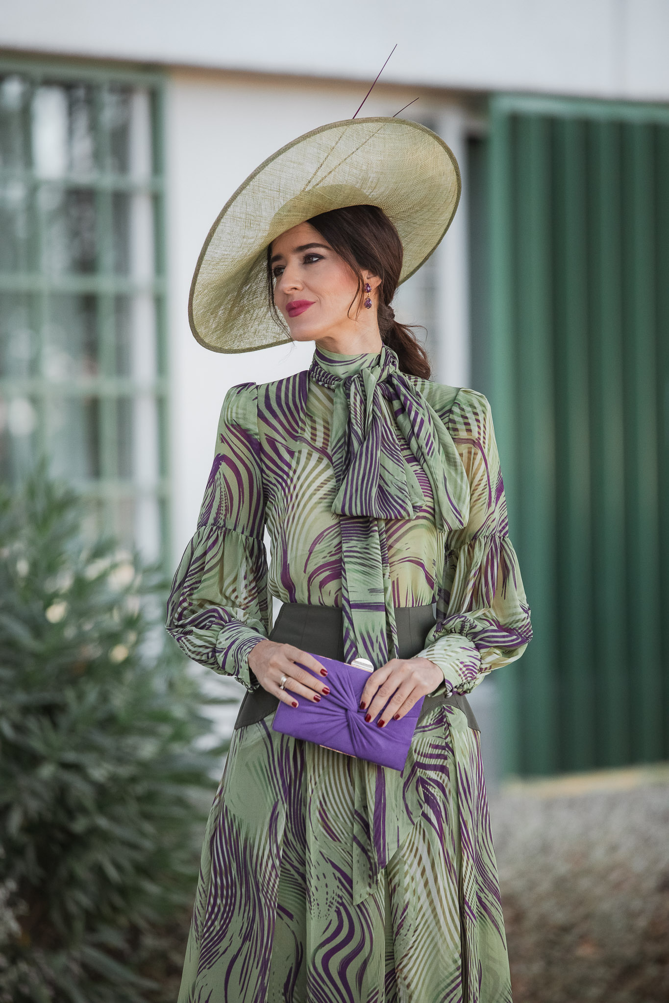 Look invitada boda de mañana con conjunto verde Magnolia Kobus, pamela lima Marcela and Co y bolso morado Occeanis