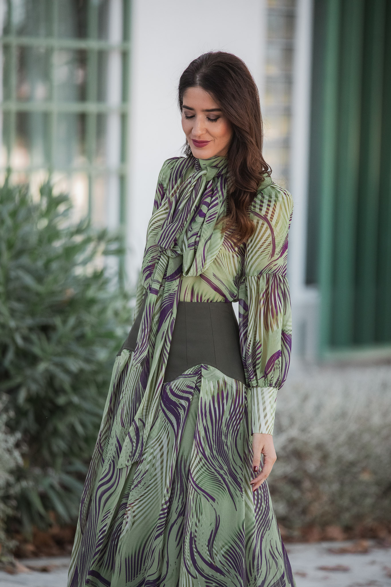 Conjunto de falda y blusa estampada verde Magnolia Kobus, look de invitada elegante para boda de otoño
