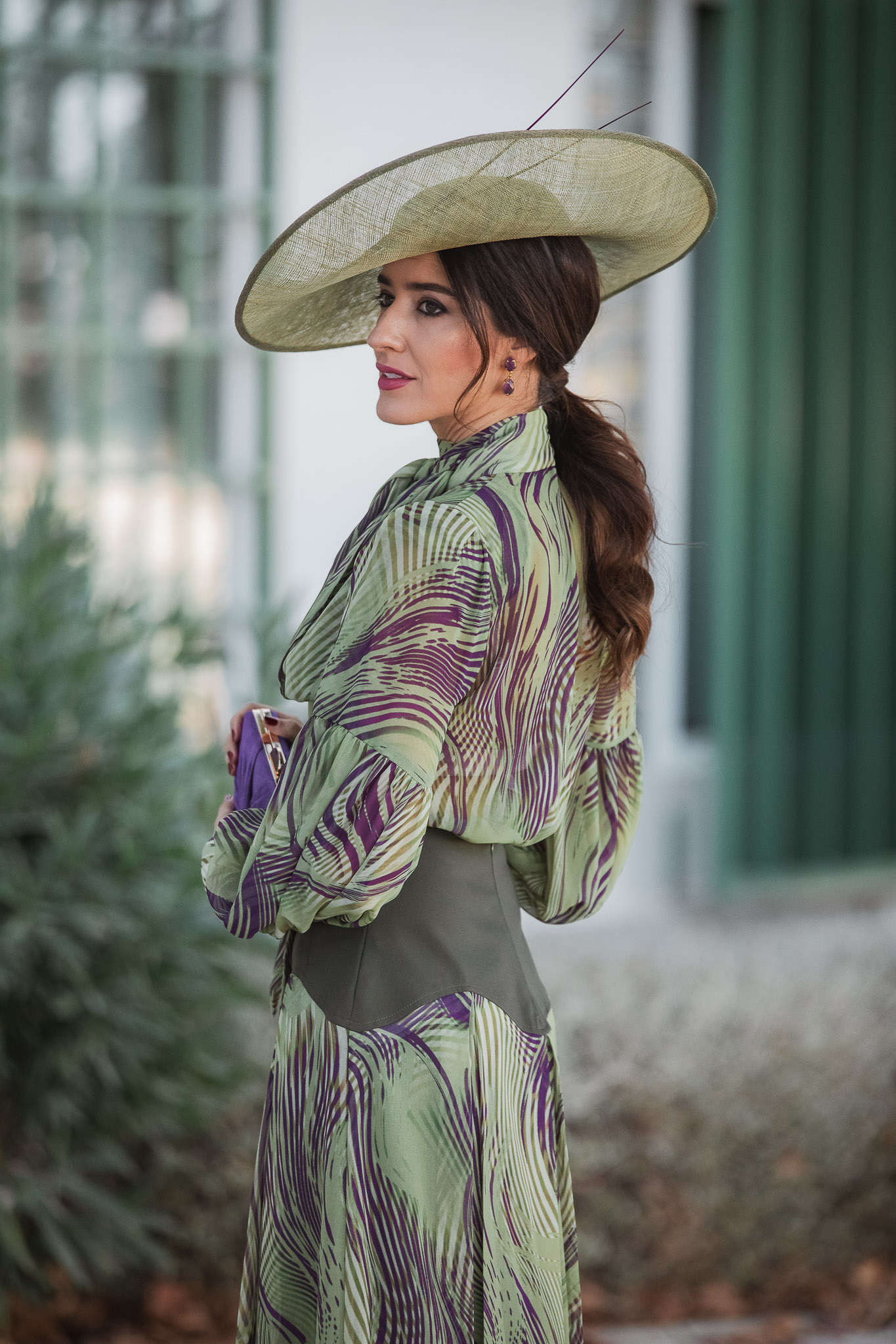 Invitada de otoño con pamela lima Marcela and Co y coleta baja, look de boda de mañana Magnolia Kobus