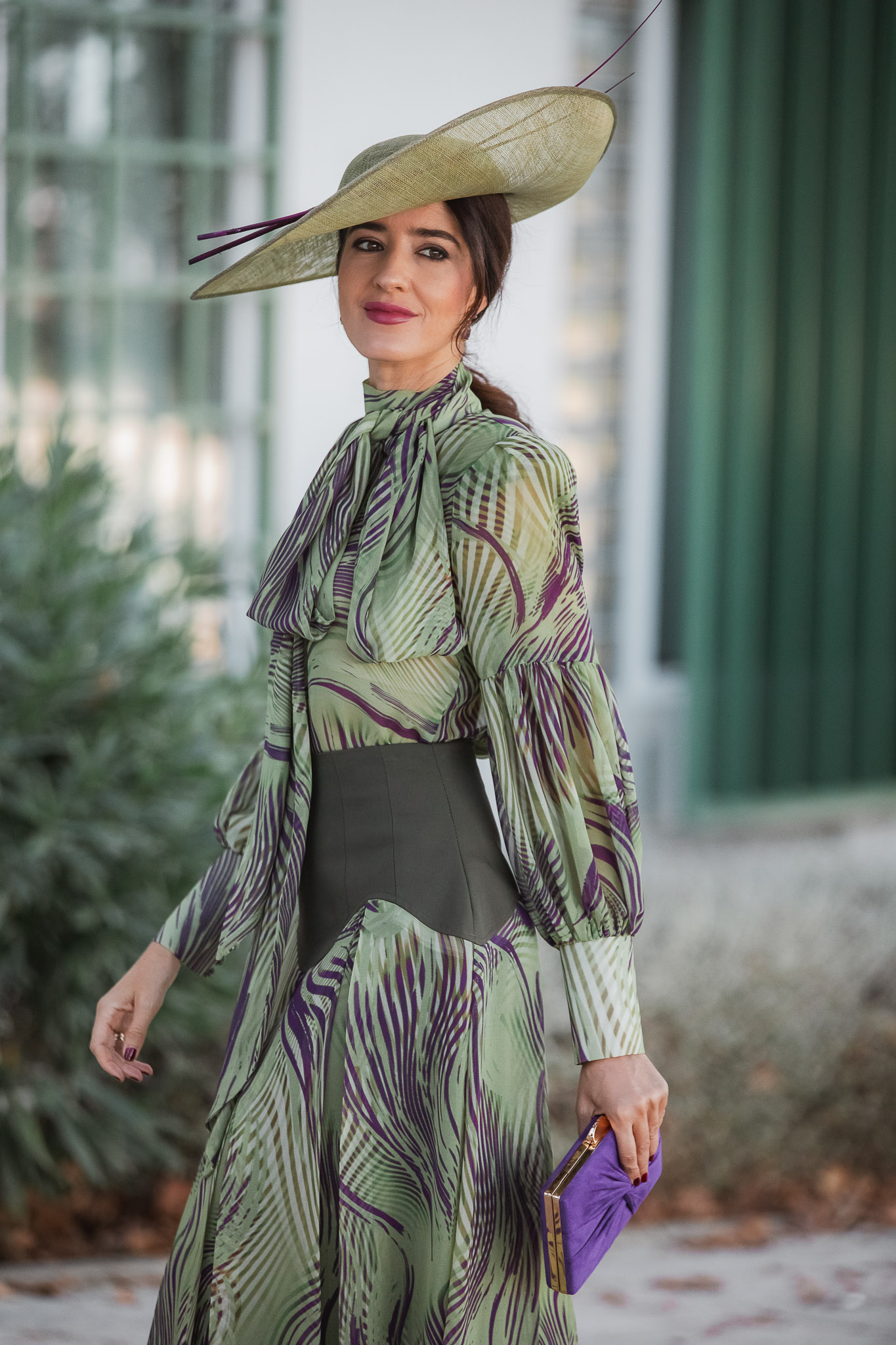 Falda con corte a la cadera y blusa con lazada Magnolia Kobus, conjunto invitada boda de otoño con pamela