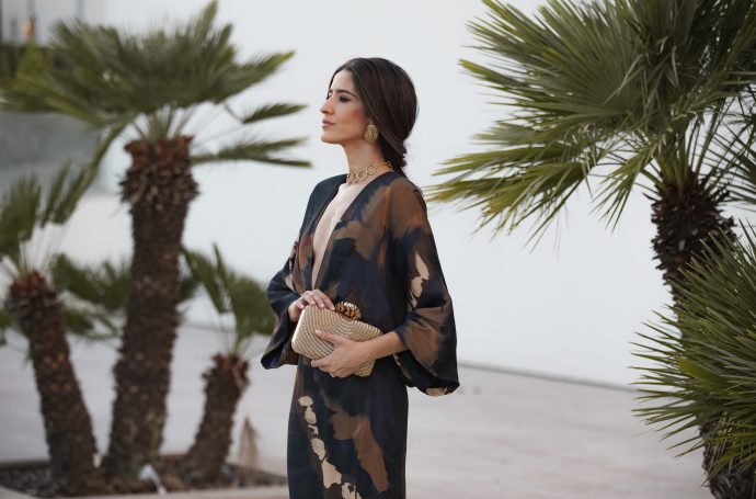 Look de kaftan para invitada de boda 2026