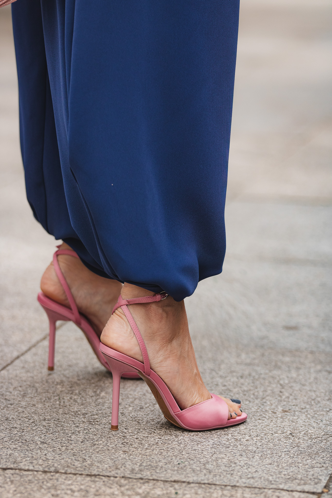 Sandalias rosas de tacón Zara con pantalón bombacho azul, detalle de look de invitada