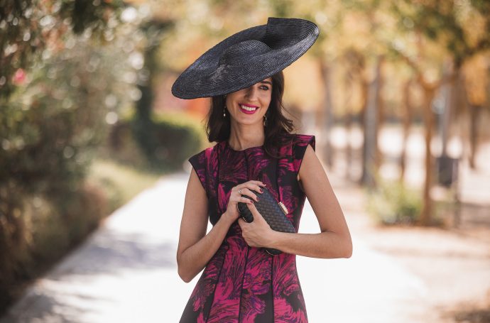 Vestido midi de jacquard fucsia Cayro y pamela negra Masario en un camino ajardinado de otoño
