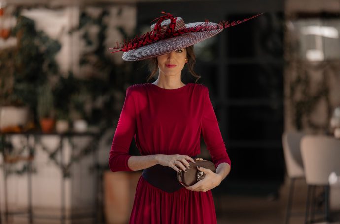 Look invitada boda de mañana con vestido granate Cayro y pamela de plumas Masario en la Quinta de Jarama